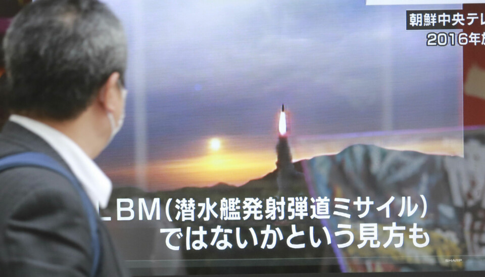 TV-skjermene i Japan viser oppskytningen av en Nord-Koreansk rakett. Befolkningen i Japan følger nøye med.(AP Photo/Koji Sasahara)