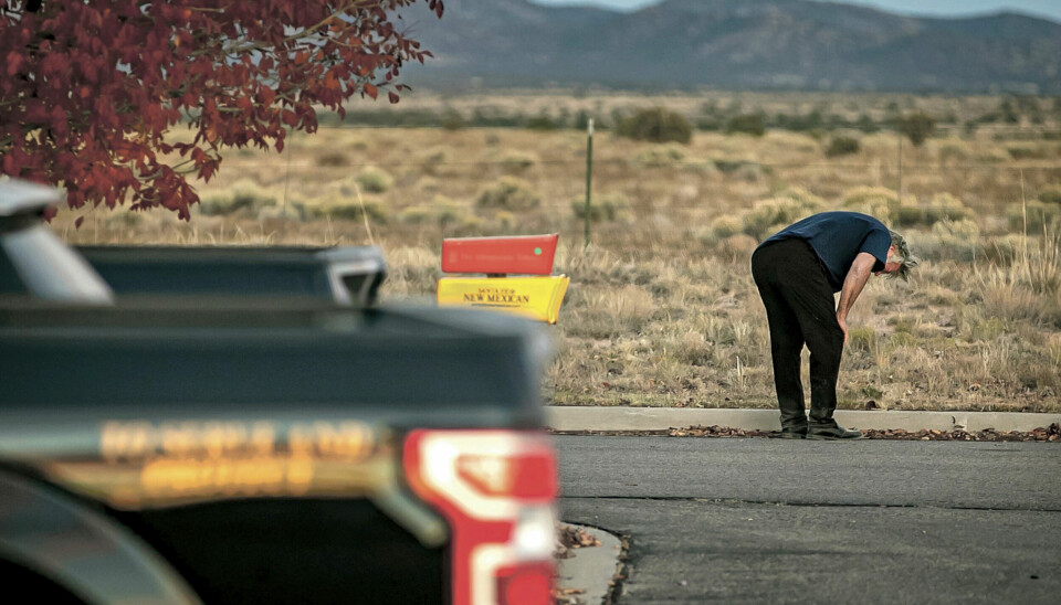 Alec Baldwin gråt på parkeringsplassen utenfor sheriffkontoret i Santa Fe etter at han var blitt avhørt torsdag. Foto: Jim Weber / Santa Fe New Mexican via AP / NTB