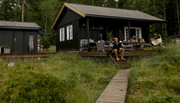 OPPUSSING: Siden Halvor Bakke kjøpte hytta, har den blant annet fått ny terrasse og tresti ned til vannet. Taket i bølgeblikk er byttet ut med tretak. Foto: Jil Yngland / NTB 