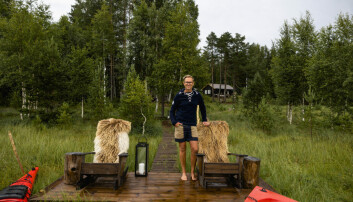 HYTTEKOS: Nede ved brygga er det gode muligheter til å slå seg ned på en stol og skue utover vannet. Foto: Jil Yngland / NTB HYTTEKOS: Nede ved brygga er det gode muligheter til å slå seg ned på en stol og skue utover vannet. Foto: Jil Yngland / NTB