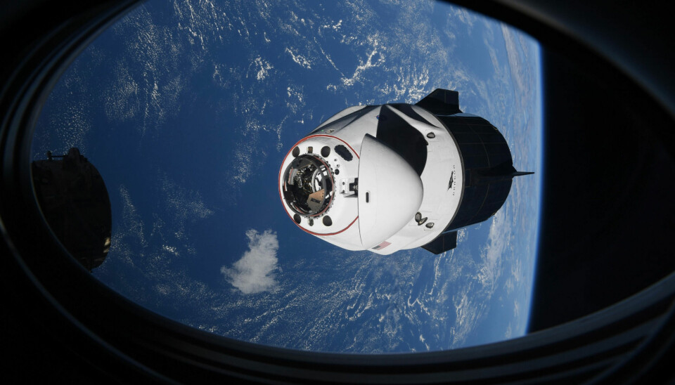 Da alarmen gikk mandag, satt mannskapet på Den internasjonale romstasjonen seg i Crew Dragon-fartøyet (bildet) som er koblet sammen med stasjonen og fungerer som livbåt i nødstilfeller. Foto: Nasa / AP / NTB