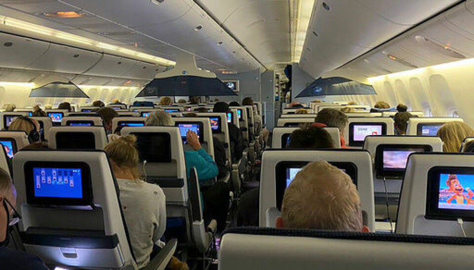 Av de 600 passasjerene som kom med to fly fra Sør-Afrika til Nederland fredag, har 61 testet positivt for korona. Her fra et av flyene – KLM flight 598, som kom fra Cape Town. Foto: UGC via AP / NTB