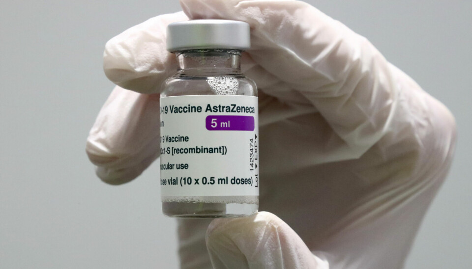 Et forskningsteam i Cardiff i Wales mener de har funnet ut hvorfor noen kan få blodpropp av AstraZeneca-vaksinen. Illustrasjonsfoto: Matthias Schrader / AP / NTB