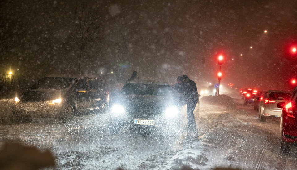 Snøstorm skapte kaos på veiene rundt Aalborg i Danmark onsdag. Foto: Henning Bagger / Ritzau / AP NTB