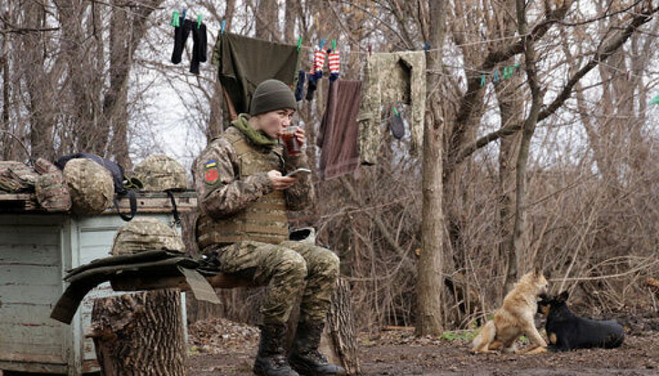 En ukrainsk soldat tar en pause ved fronten i Øst-Ukraina. Ukraina frykter en russisk invasjon i løpet av få uker. Foto: Andrij Dubtsjak / AP / NTB
