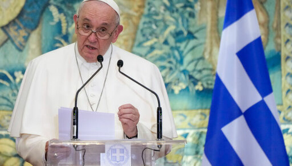 Pave Frans uttrykte bekymring for demokratiets framtid da han holdt en tale i presidentpalasset i Aten lørdag. Foto: Alessandra Tarantino / AP / NTB