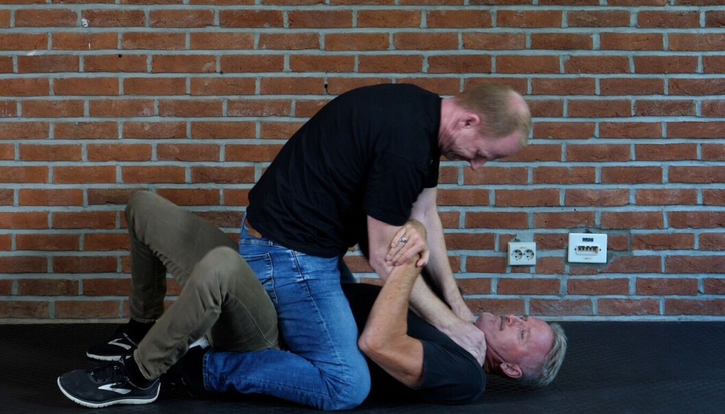 I Selvforsvarskolen nr 2 vil du lære hvordan du kommer deg ut av strupetak mens du ligger nede.(Foto: Lasse O Evensen I Selvforsvarskolen nr 2 vil du lære hvordan du kommer deg ut av strupetak mens du ligger nede.(Foto: Lasse O Evensen