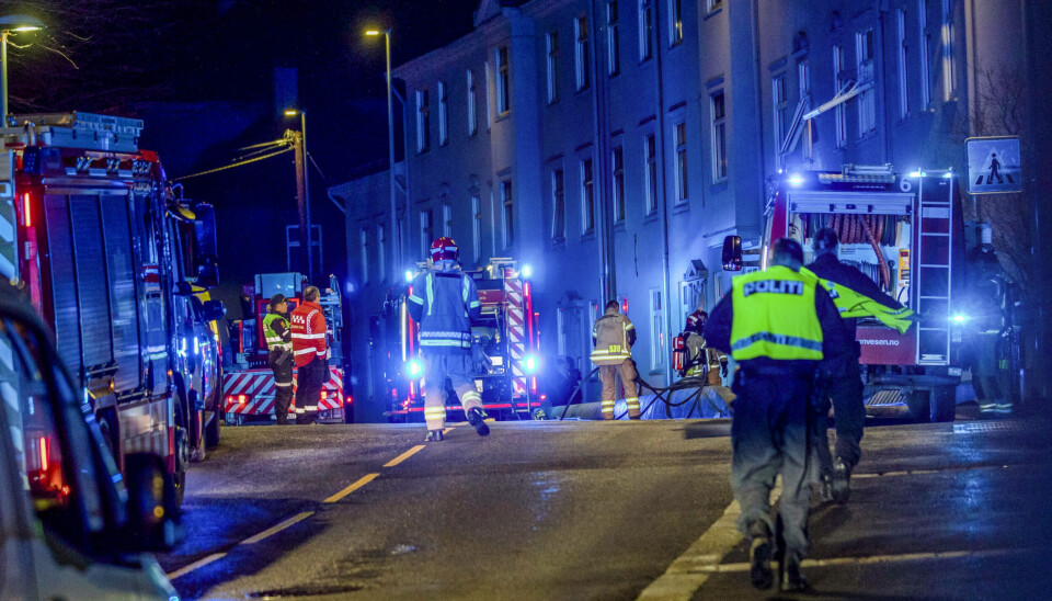 Biler og mannskaper fra nødetatene utenfor bygården i Ibsensgate i Bergen, der en person ble skutt og skadet av politiet under en politiaksjon sent mandag kveld.Foto: Eivind Senneset / NTB