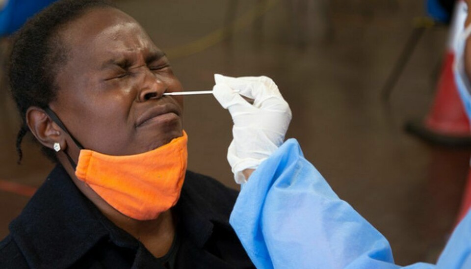 Omikronvarianten av koronaviruset er nå påvist i over 100 land, men nye studier tyder på at det forårsaker langt færre sykehusinnleggelser enn tidligere varianter. Her blir en kvinne testet i Sør-Afrika, der omikronvarianten først ble påvist. Foto: AP / NTB