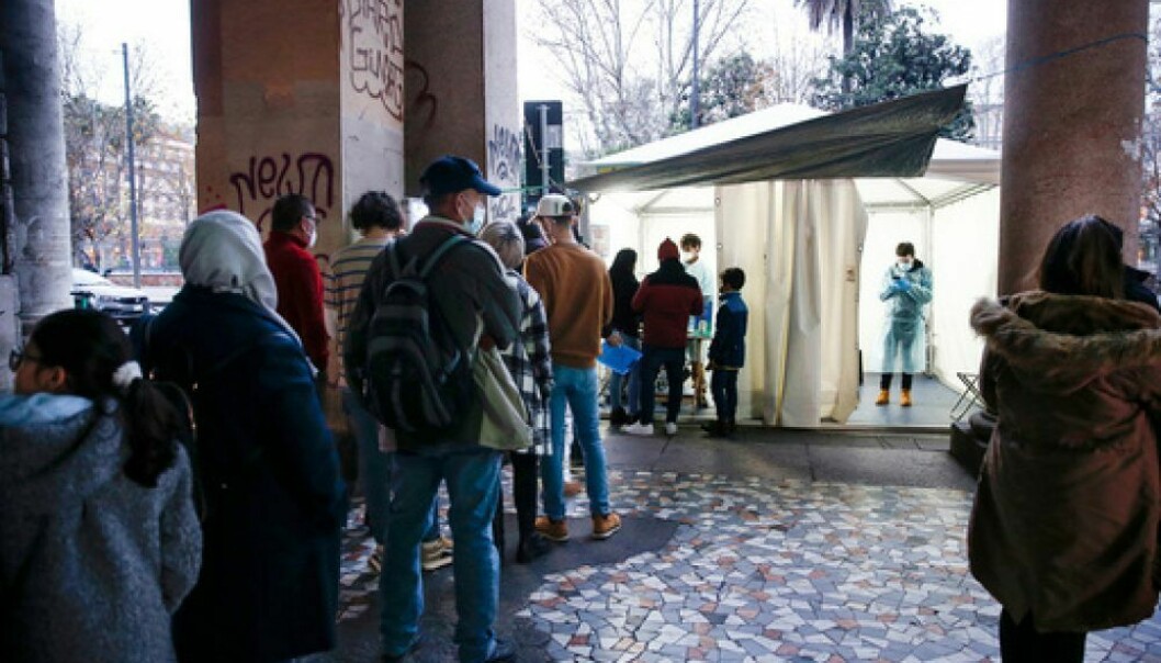 Folk i Roma står i kø for å ta koronatest tirsdag. Fra og med januar skjerper landet koronarestriksjonene for uvaksinerte. Foto: Cecilia Fabiano / LaPresse / AP / NTB