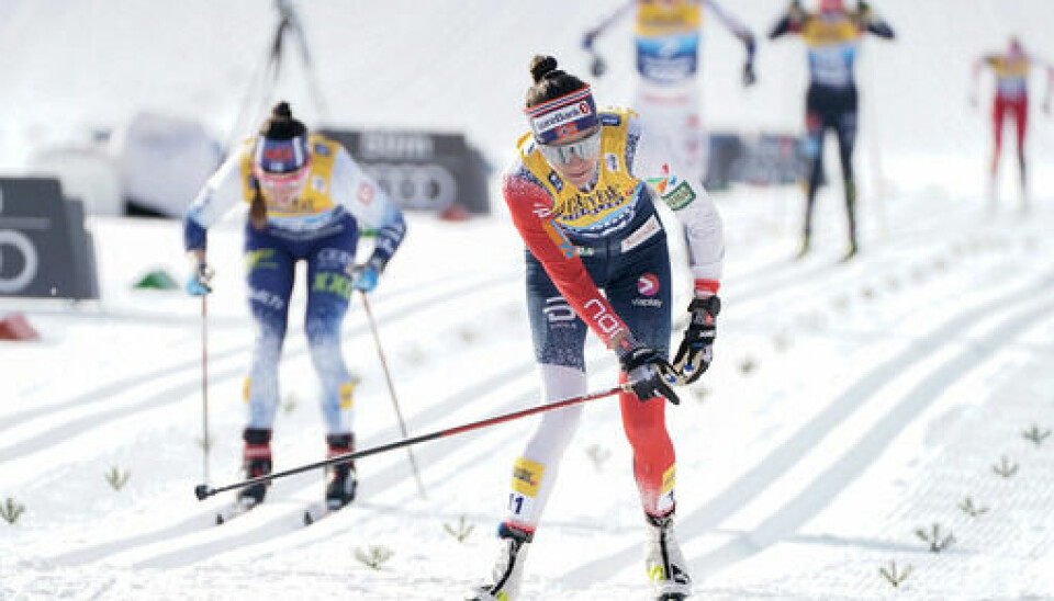 Heidi Weng over mål i mandagens Tour de Ski-etappe i Italia. Foto: Terje Pedersen / NTB