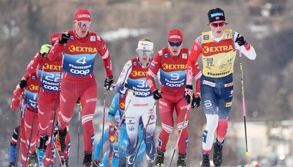 Johannes Høsflot Klæbo (til høyre) under mandagens Tour de Ski-etappe. Foto: Terje Pedersen / NTB