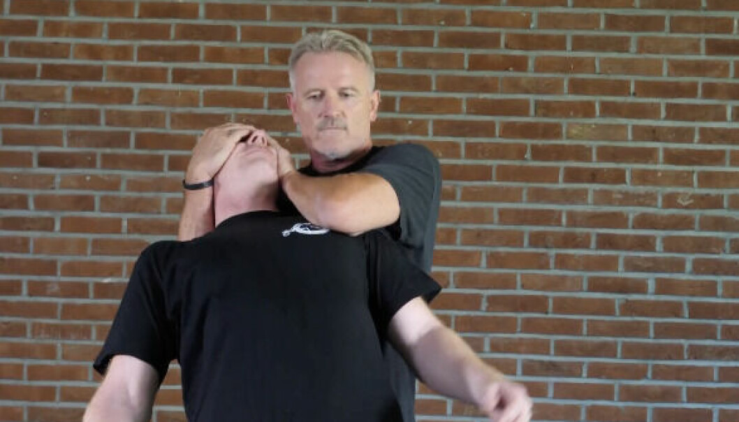 Johnny Brenna lærer deg hvordan du skal styre en person under en voldskonflikt.(Foto: Lasse Olsrud Evensen)