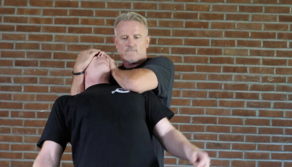 Johnny Brenna lærer deg hvordan du skal styre en person under en voldskonflikt.(Foto: Lasse Olsrud Evensen)