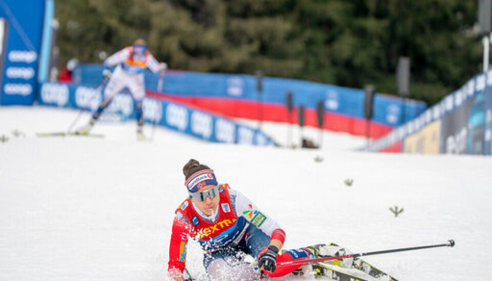 Heidi Weng utslitt etter seier på Tour de ski-etappen tirsdag. Foto: Terje Pedersen / NTB