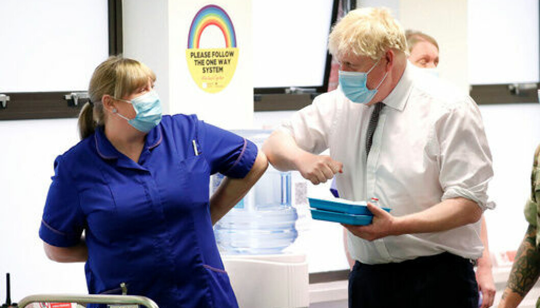 Storbritannias statsminister Boris Johnson da han besøkte et vaksinesenter i Northampton torsdag. Foto: Peter Cziborra / AP / NTB