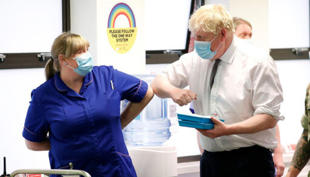 Storbritannias statsminister Boris Johnson da han besøkte et vaksinesenter i Northampton torsdag. Foto: Peter Cziborra / AP / NTB Storbritannias statsminister Boris Johnson da han besøkte et vaksinesenter i Northampton torsdag. Foto: Peter Cziborra / AP / NTB