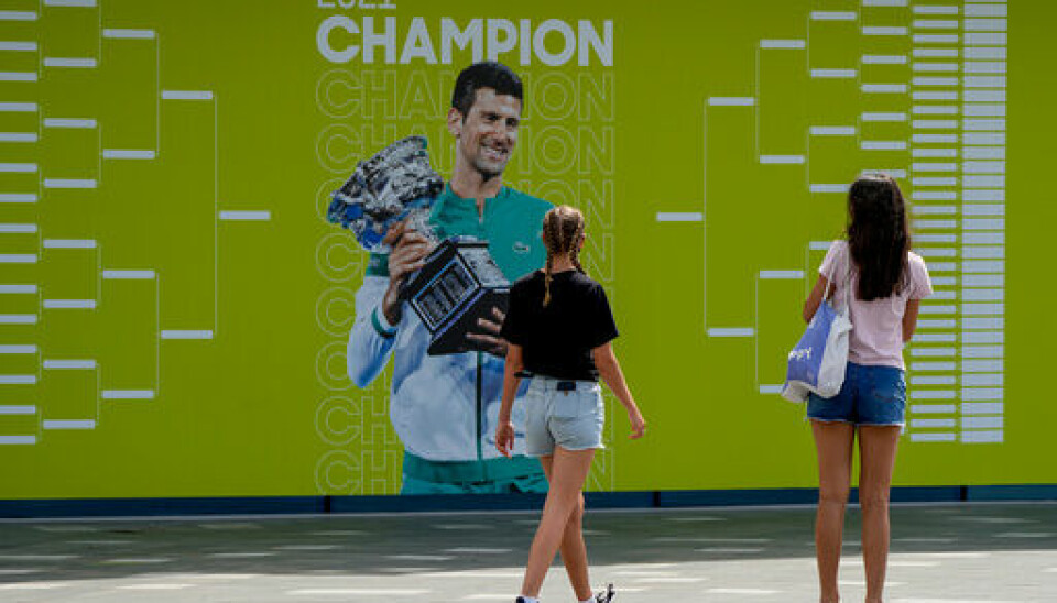 Novak Djokovic er det store trekkplasteret for Australian Open som starter mandag, men det er uvisst om han får spille eller ikke. Foto: Mark Baker / AP / NTB