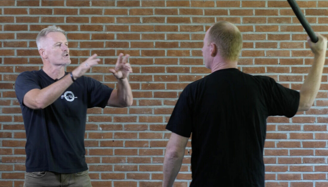 Johnny Brenna lærer deg hvordan du kan forsvare deg mot slagvåpen.(Foto: Lasse Olsrud Evensen)