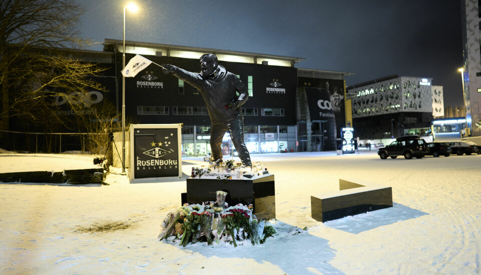 Oslo 20220119. Mange legger ned blomster og tenner lys ved statuen av Nils Arne Eggen utenfor Lerkendal stadion.Foto: Ole Martin Wold / NTB