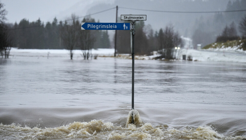 Svorkmo 20220113. Fv700 sør for Svorkmo er oversvømmet ved avkjøring Skulmoveien.Foto: Ole Martin Wold / NTB