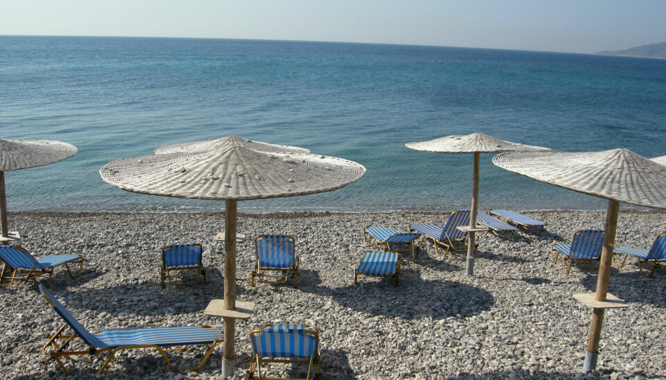 CHIOS, HELLAS 200707Tidlig morgen på Chios. Tomme solsenger og parasoller på stranden. Hav og horisont. Sydenferie. Syden. Ferieliv.Foto: Solveig Vikene / NTB