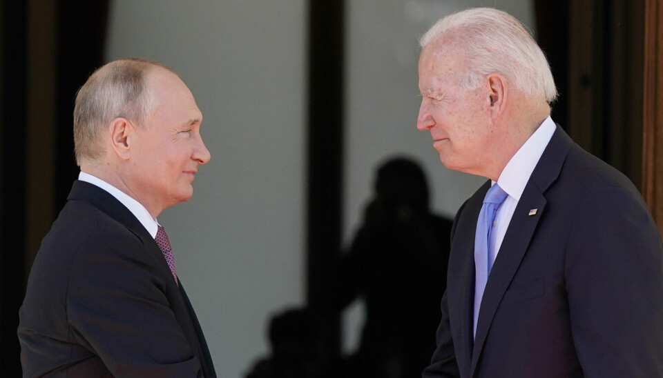 USAs president Joe Biden (til høyre) og Russlands president Vladimir Putin møttes i Genève i juni. Lørdag snakker de sammen på telefon om Ukraina-krisen. Foto: Patrick Semansky / AP / NTB