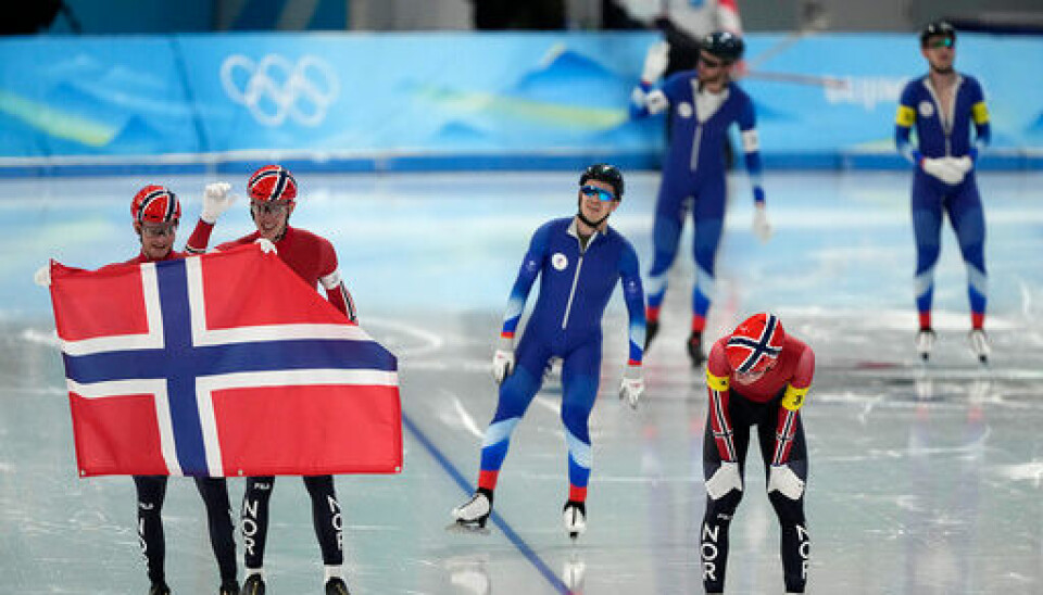 De norske skøyteløperne feirer OL-gullet foran ROC. Foto: Ashley Landis / AP / NTB
