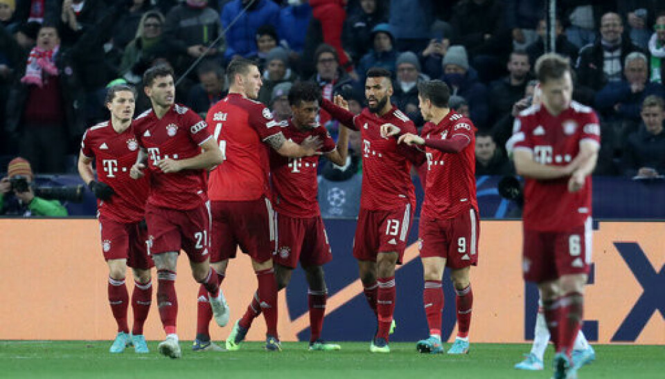 Kingsley Coman blir gratulert av lagkameratene etter å ha satt inn 1-1 målet for Bayern München noen minutter før slutt. Foto: Alexandra Beier / AP / NTB