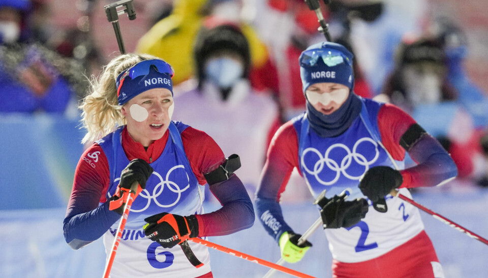 Zhangjiakou, Kina 20220218. Tiril Eckhoff og Marte Olsbu Røiseland fra Norge under fellesstart 12,5 km for kvinner under vinter-OL i Beijing 2022.Foto: Torstein Bøe / NTB