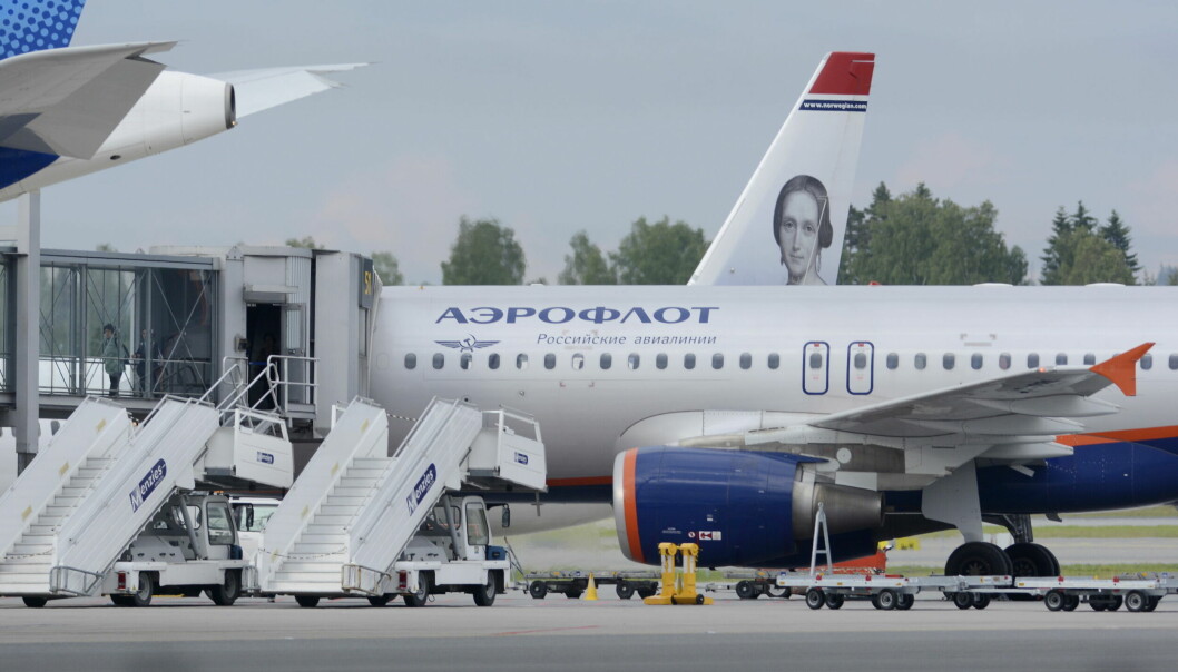 Gardermoen  20130623.Aeroflot rute SU2534 fra Moskva landet på Oslo lufthavn Gardermoen i 19.20-tiden søndag. Ryktene tilsa at Edward Snowden skulle være om bord i dette flyet. Her forlater noen av passasjerene flyet.Foto: Jon Olav Nesvold / NTB