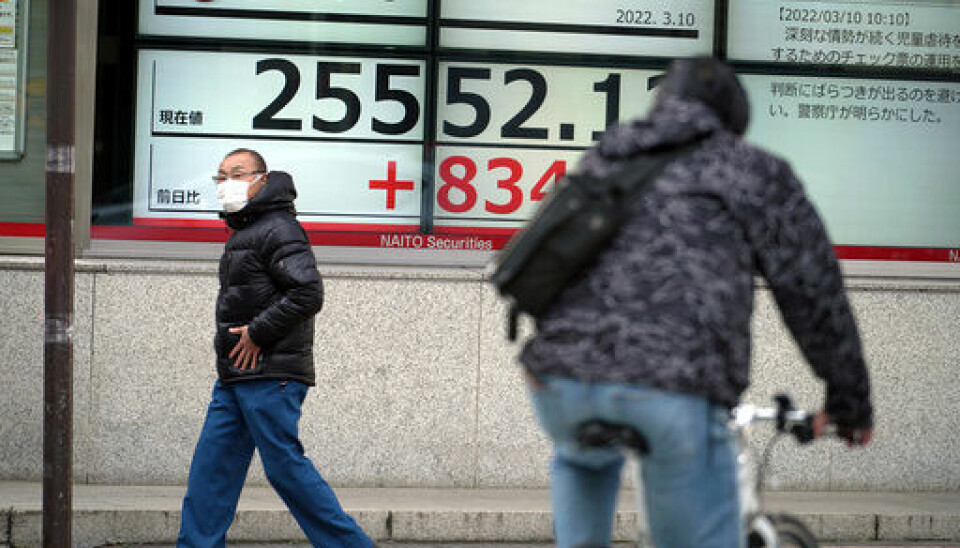 Hovedindeksen Nikkei 225 gikk opp mer enn 3 prosent kort tid etter åpning torsdag, etter lignende utvikling i Europa og USA dagen i forveien. I Hongkong var oppgangen enda større. Foto: Eugene Hoshiko / AP / NTB