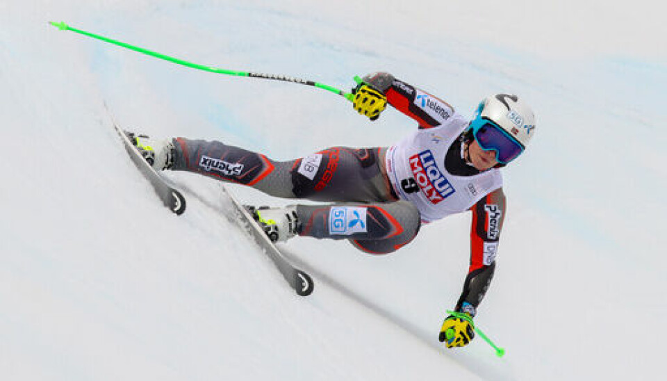 Ragnhild Mowinckel på vei ned til super-g-seier i verdenscupfinalen. Foto: Marco Trovati / AP / NTB.