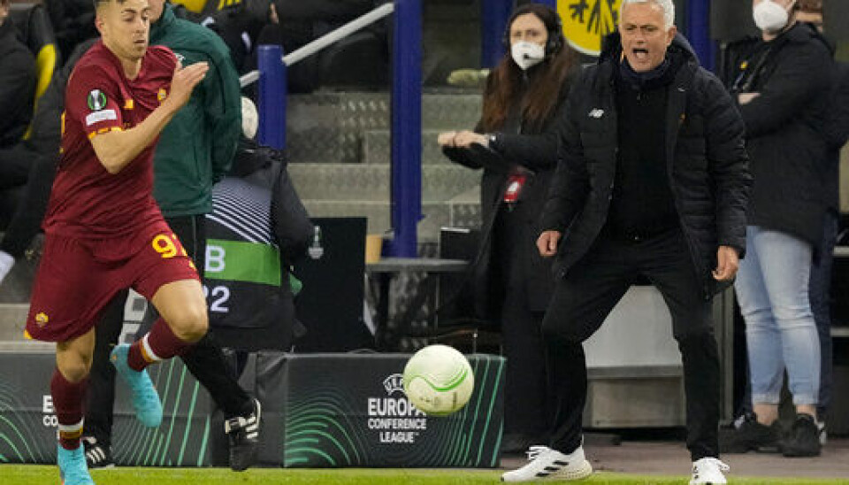 Roma-trener José Mourinho skaper overskrifter. Foto: Peter Dejong / AP / NTB