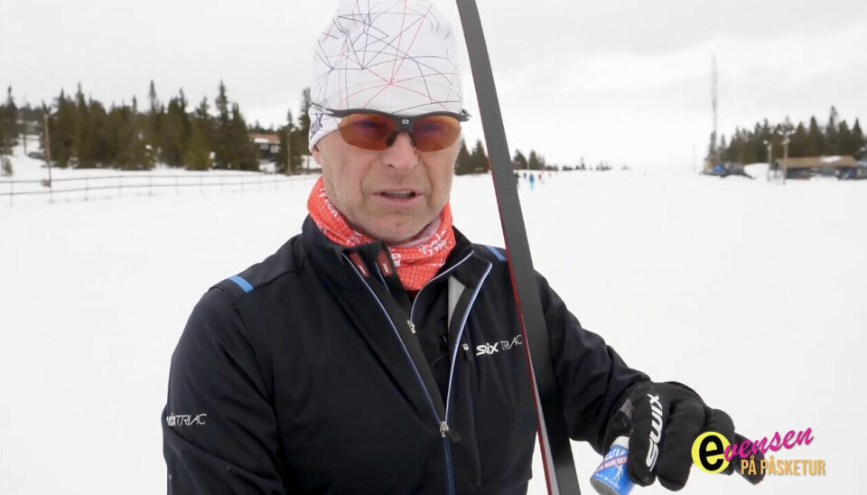 Åge Skinstad lærer deg hvordan du skal smøre skiene i påsken(Foto: Lasse Olsrud Evensen)