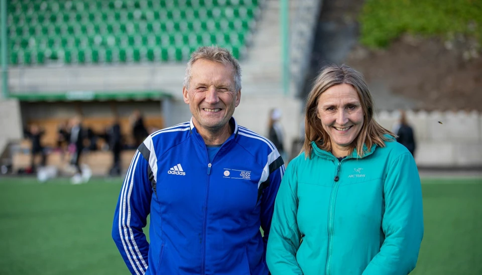 Leder av Female Football Centre ved UiT, Svein Arne Pettersen, og leder av Tromsø Forsknigsstiftelse (TFS), Unn Sørum. TFS er med og finansierer forskningen på kvinnefotball. Foto: UiT/Jonatan Ottesen