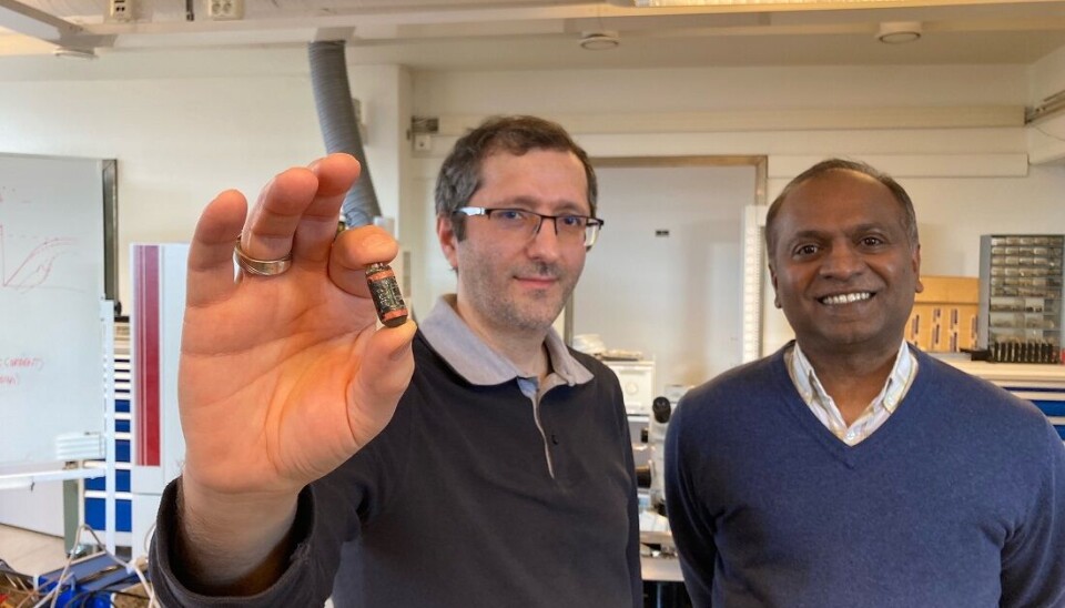 Forsker Ali Khalegi med pillen, og professor Ilangko Balasingham. Forsker Ali Khalegi med pillen, og professor Ilangko Balasingham.
