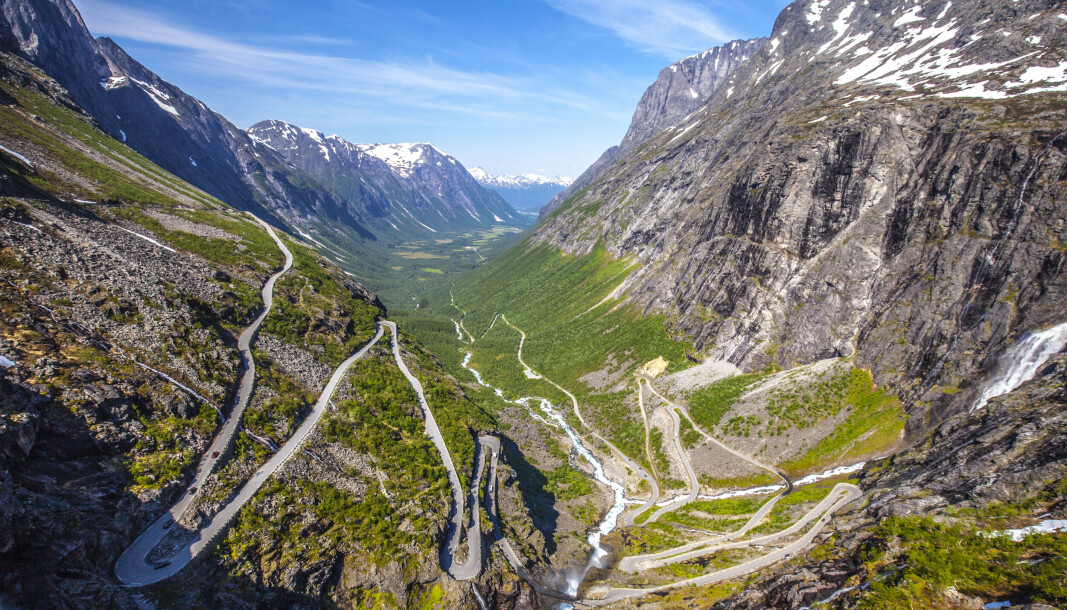 Trollstigen sett fra utsiktsplassen ved besøkssenteret. Trollstigen er et veistykke på fylkesvei 63 i Rauma kommune i Romsdal i Møre og Romsdal. Trollstigveien forbinder Valldal på Sunnmøre med Åndalsnes og Romsdalen. Foto: Halvard Alvik / NTB Trollstigen sett fra utsiktsplassen ved besøkssenteret. Trollstigen er et veistykke på fylkesvei 63 i Rauma kommune i Romsdal i Møre og Romsdal. Trollstigveien forbinder Valldal på Sunnmøre med Åndalsnes og Romsdalen. Foto: Halvard Alvik / NTB