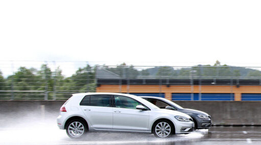 FORSKJELL: Bilen med sommerdekk har stoppet, mens den med piggfrie vinterdekk surfer videre FORSKJELL: Bilen med sommerdekk har stoppet, mens den med piggfrie vinterdekk surfer videre