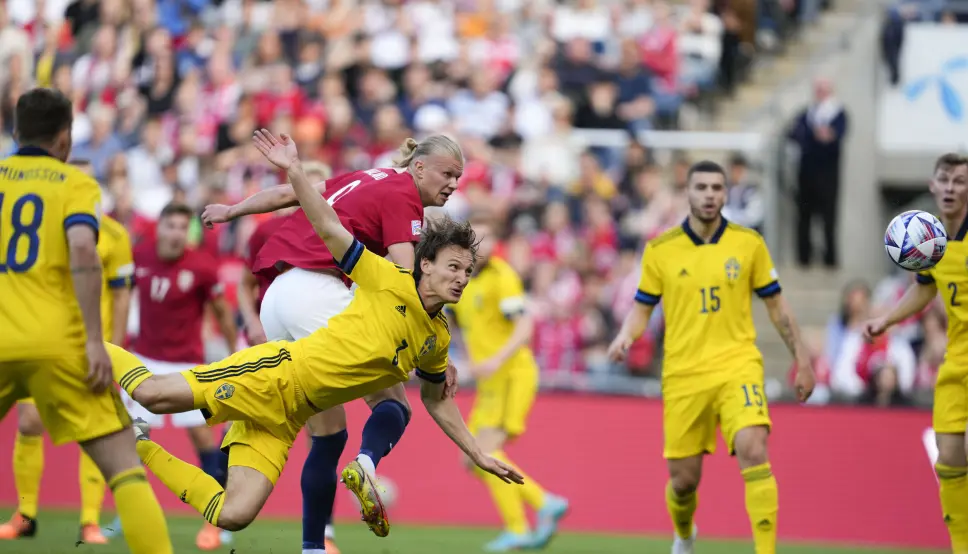 Erling Braut Haaland scorer under fotballkampen i Nations League mellom Norge - Sverige på Ullevaal Stadion i Oslo. Sveriges spiller Hjalmar Ekdal (under). Erling Braut Haaland scorer under fotballkampen i Nations League mellom Norge - Sverige på Ullevaal Stadion i Oslo. Sveriges spiller Hjalmar Ekdal (under).