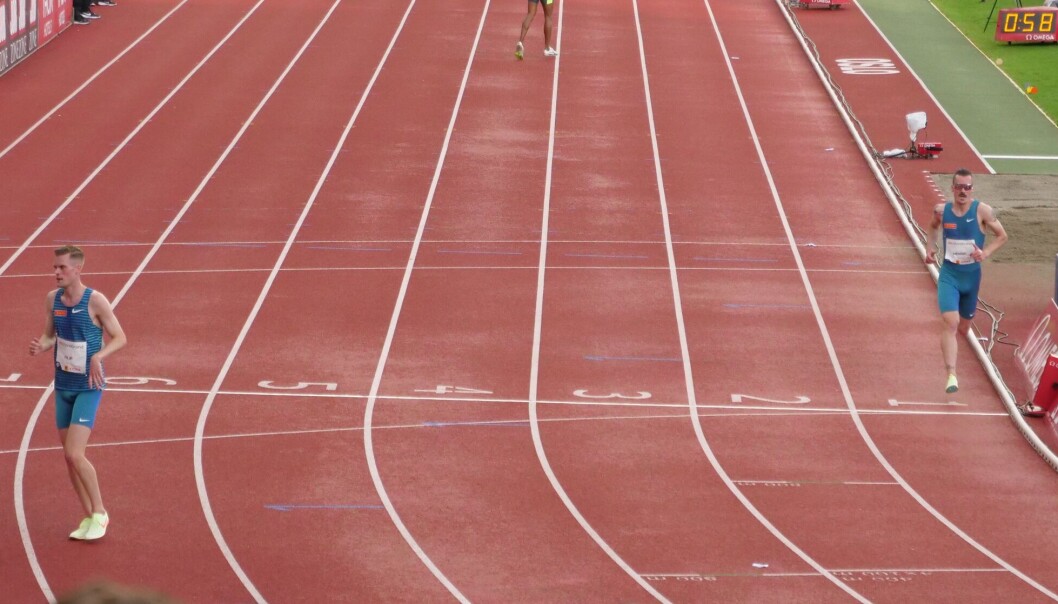Det triste øyeblikket. Filip Ingebrigtsen ga seg, bror Henrik på full fart mot sisteplass på 5000 meter. Det triste øyeblikket. Filip Ingebrigtsen ga seg, bror Henrik på full fart mot sisteplass på 5000 meter.