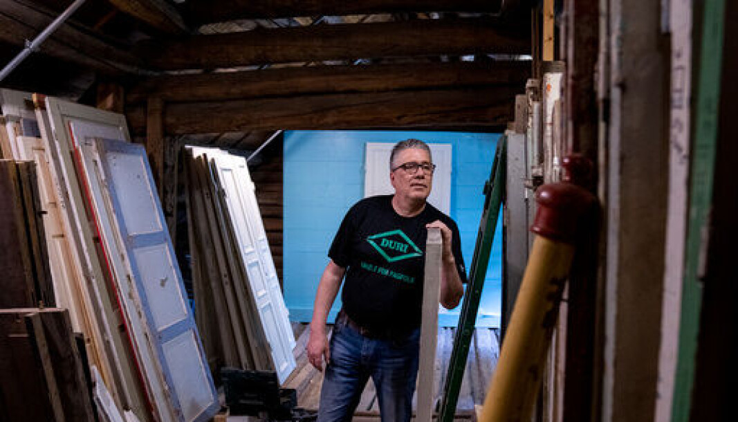 MYE Å SPARE: Jørn Bjerkely hos Gamle Trehus på Sagene i Oslo selger gamle dører og andre bygningsdeler av høy kvalitet til en brøkdel av nypris. MYE Å SPARE: Jørn Bjerkely hos Gamle Trehus på Sagene i Oslo selger gamle dører og andre bygningsdeler av høy kvalitet til en brøkdel av nypris.