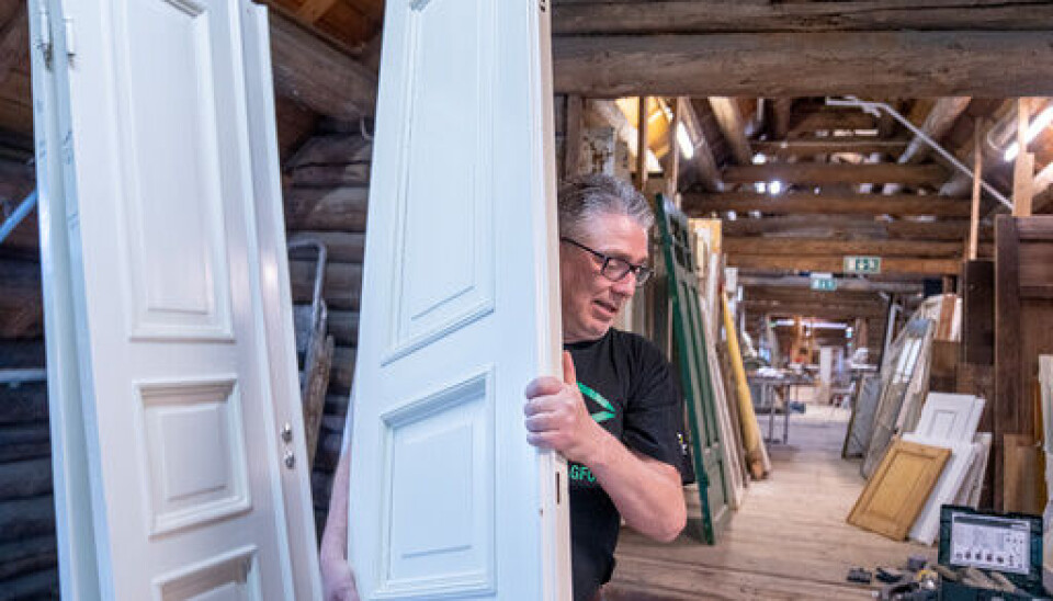 NYKLASSISISME: Dørene fra en ærverdig villa på Frogner ble gitt i gave til bedriften Gamle Trehus, og venter på en ny eier med høyt under taket. NYKLASSISISME: Dørene fra en ærverdig villa på Frogner ble gitt i gave til bedriften Gamle Trehus, og venter på en ny eier med høyt under taket.