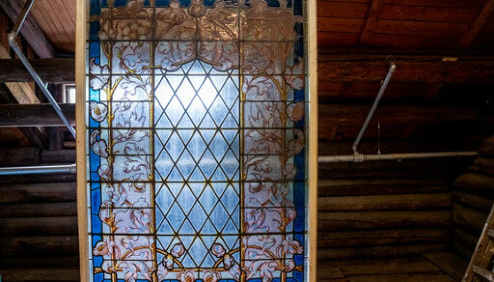 BLIKKFANG: Gamle Trehus har litt av hvert på lageret. Et originalt, håndmalt blyglassvindu fra tidlig 1900-tall er like mye kunstverk som vindu.
