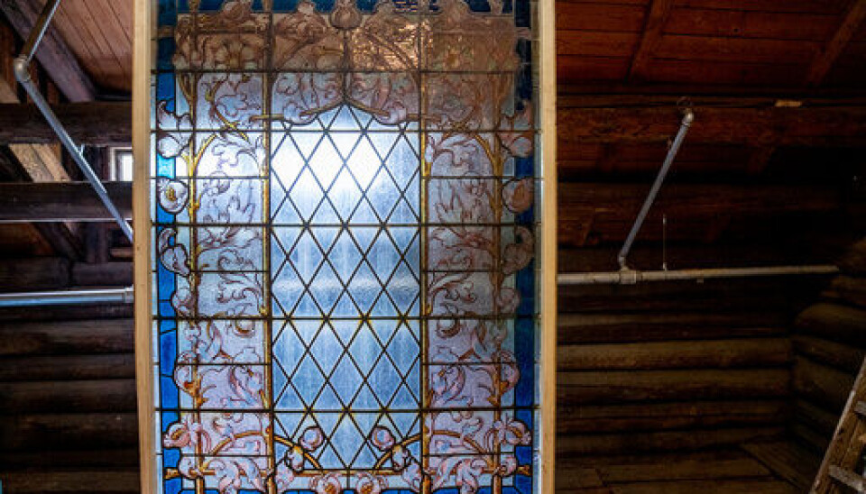 BLIKKFANG: Gamle Trehus har litt av hvert på lageret. Et originalt, håndmalt blyglassvindu fra tidlig 1900-tall er like mye kunstverk som vindu. BLIKKFANG: Gamle Trehus har litt av hvert på lageret. Et originalt, håndmalt blyglassvindu fra tidlig 1900-tall er like mye kunstverk som vindu.