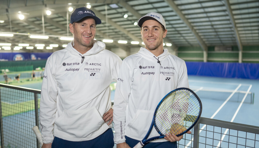 Norges tennis håp Casper Ruud (t.h.) får feire jul i Norge sammen med far og trener Christian Ruud. Casper Ruud og de andre tennisstjernene på ATP-touren får teste ut trener-instruksjoner i kamp. Norges tennis håp Casper Ruud (t.h.) får feire jul i Norge sammen med far og trener Christian Ruud. Casper Ruud og de andre tennisstjernene på ATP-touren får teste ut trener-instruksjoner i kamp.
