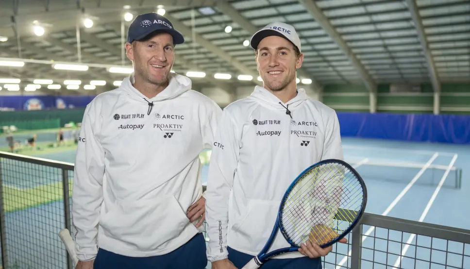 Norges tennis håp Casper Ruud (t.h.) får feire jul i Norge sammen med far og trener Christian Ruud. Casper Ruud og de andre tennisstjernene på ATP-touren får teste ut trener-instruksjoner i kamp. Norges tennis håp Casper Ruud (t.h.) får feire jul i Norge sammen med far og trener Christian Ruud. Casper Ruud og de andre tennisstjernene på ATP-touren får teste ut trener-instruksjoner i kamp.
