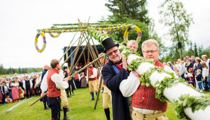 SVENSK SOMMER: Maistangen, dekorert med løv og blomster, settes opp under svenskenes midtsommer og blir gjerne stående lenge etter at løvet har visnet SVENSK SOMMER: Maistangen, dekorert med løv og blomster, settes opp under svenskenes midtsommer og blir gjerne stående lenge etter at løvet har visnet