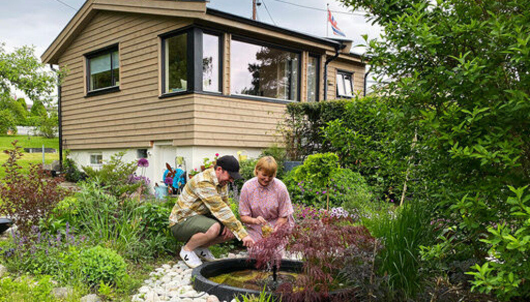 SOMMERHYTTE: Øyvind Boland og Marte Nyang Martinsen har totalrenovert den 40 m² lille hytta for å gi rom for en familie på fire. I hagen har de gitt nytt liv til en gammel fiskedam.