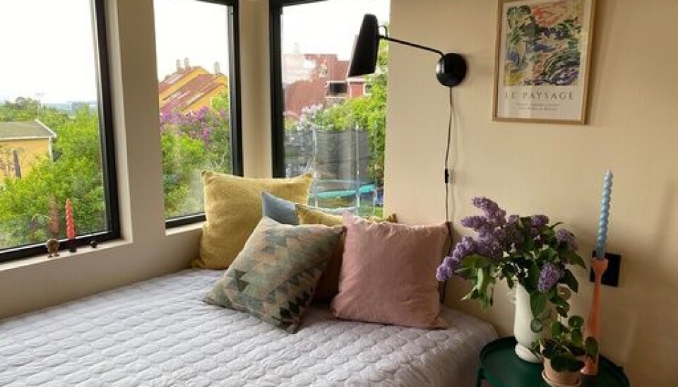 KOSEKROK: Fra sofa- og sovekroken i stua er det god utsikt over Oslo i den ene retningen og TV-en i den andre. Paret har lagt vekt på at også barna skal trives på hytta. KOSEKROK: Fra sofa- og sovekroken i stua er det god utsikt over Oslo i den ene retningen og TV-en i den andre. Paret har lagt vekt på at også barna skal trives på hytta.